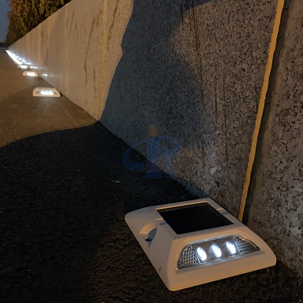 LED Road Stud Light Help Reduce Lane Drifting At Junction